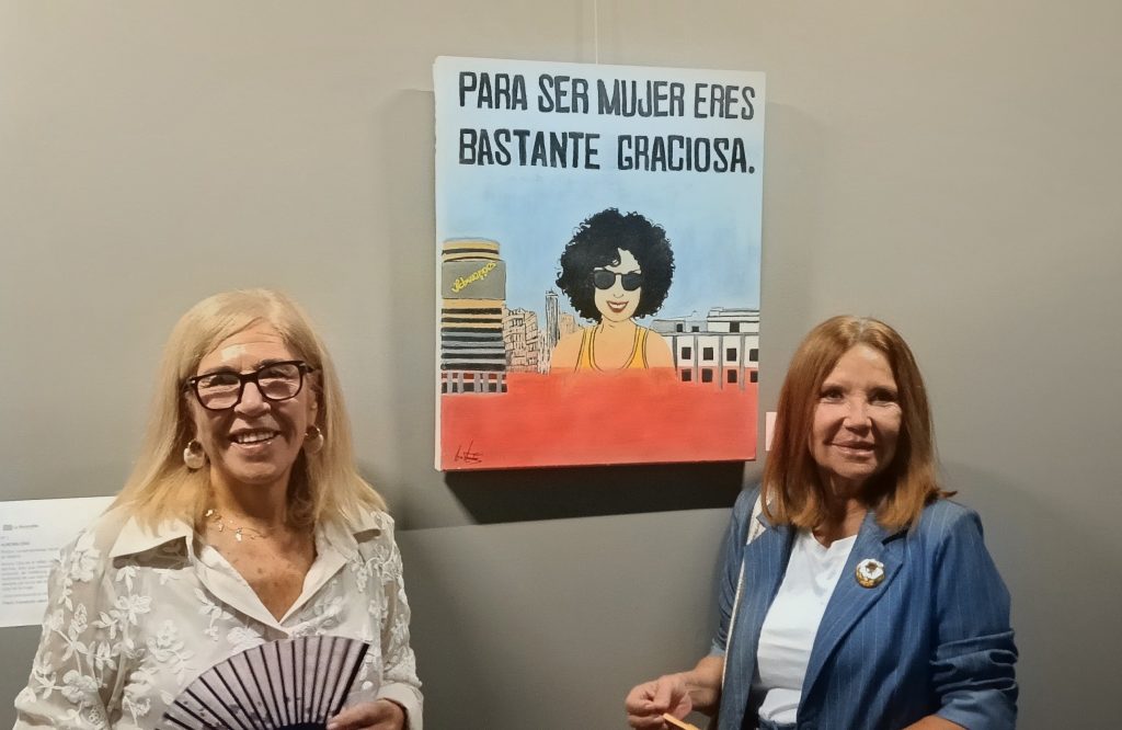 Ana Lancho y Mar Ugarte en la exposición solidaria del Ateneo de Madrid.